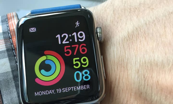 Das Aktivitäts-Zifferblatt: Man kann die Watch mit diversen verschiedenen Zifferblättern einstellen - und sie auch bis zu einem gewissen Grad individualisieren: Hier ist oben links individuell die E-Mail-Funktion eingestellt und oben rechts die Workout-App, unten das Datum. Mit einem Tipper landet man in diesen Programmen (beim Datum landet man im Kalender).