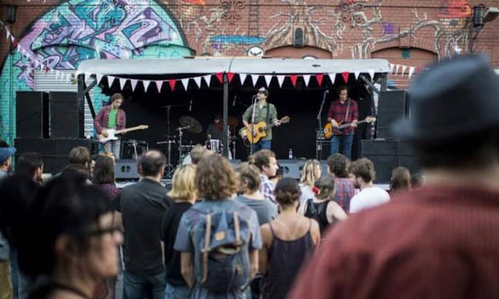 Mehr als der Hälfte der Befragten ist es demnach wichtig oder sehr wichtig, dass sich ihre Freizeit in der Nähe ihres Zuhauses abspielt.