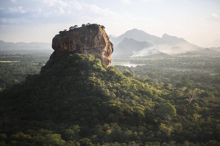 Diese Uhr macht auch im Dschungel unterhalb des Sigiriya Löwenfelsens im Herzen von Sri Lanka eine gute Figur.