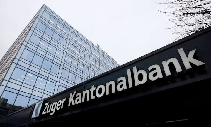 Auf Hochprozentiges dürfen sich die Teilnehmer der Generalversammlung bei der Zuger Kantonalbank freuen. Als Give-away darf hier jeder Aktionär eine Flasche Zuger Kirsch mit nach Hause nehmen.