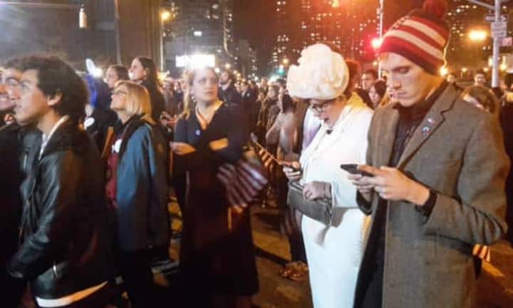 Fast schon gespenstische Ruhe herrscht bei den demokratischen Unterstützern, die gekommen sind. Sie hatten sich die grosse Party in der Wahlnacht versprochen. Jetzt ist der Big Apple fassungslos, dass der Rest des Landes derart anders tickt als die kosmopolitische Stadt.