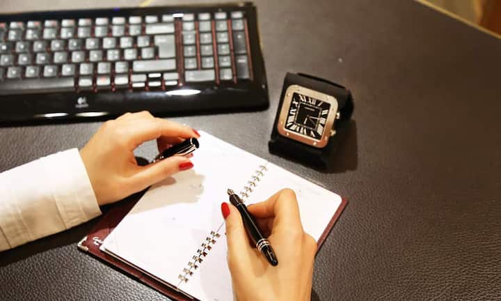 Auch beliebt: Agenden oder Kugelschreiber mit einem maskulinen Design... (Bild: Montblanc Füller, Cartier Tischuhr, Cartier Agenda)