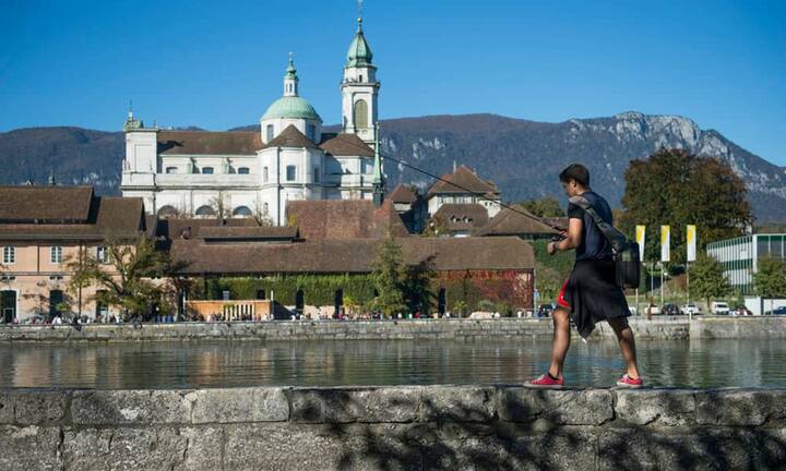 Auf dem fünften Platz sind die Solothurner. Traditionell brennen hier meterhohe Höhenfeuer am Nationalfeiertag. Wegen der Hitze in den letzten Wochen ist die Waldbrandgefahr derzeit aber so hoch, dass sie abgeblasen sind. Verboten sind auch die sogenannten Himmelslaternen.