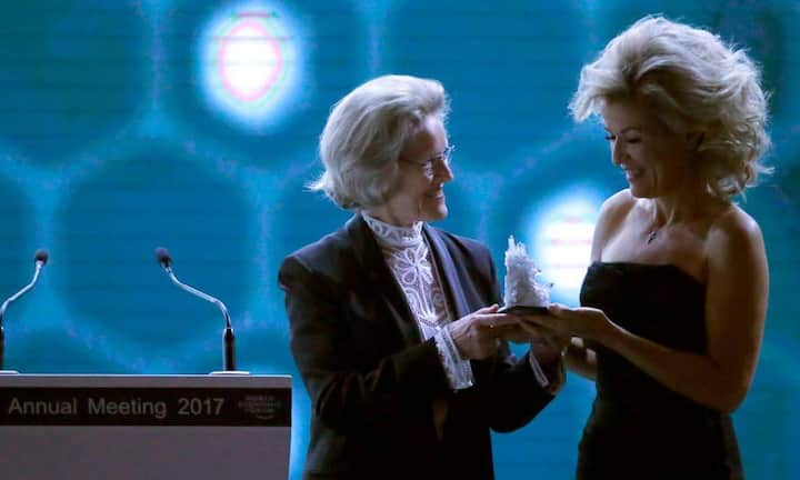 Die deutsche Star-Geigerin Anne-Sophie Mutter (rechts) bekommt einen Crystal Award von Hilde Schwab, der Frau des WEF-Gründers Klaus Schwab.
