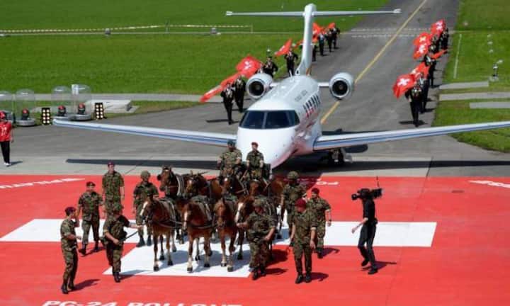 ...vielmehr wurde sie von zehn Rössern der Schweizer Armee auf das Flugfeld gezogen.