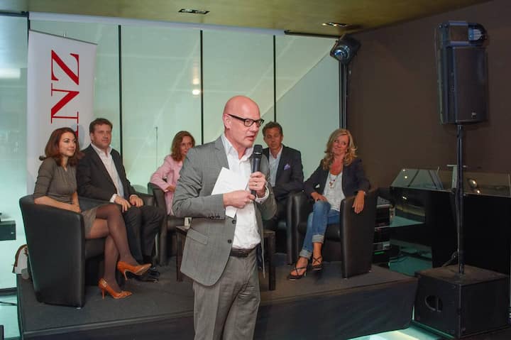 Thomas Garms leitet in die Podiumsdiskussion ein. Hinten Eva-Maria Aulich, Universität Zürich; Sascha Dunst, Pallas Kliniken; Moderatorin Karin Kofler; Roland Landolf, Gerda Spillmann AG; Bea Petri, Schminkbar.