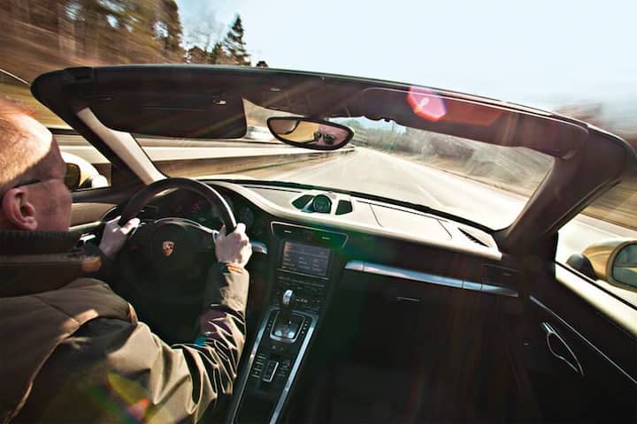 Da gibts was auf die Ohren: sich herantasten ans Höchsttempo, dazu «Riders on the Storm» von den Doors aus der Bose-Surround-Anlage.