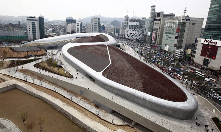 Äusserst spektakulär ist auch Dongdaemun Design Plaza in Seoul. Der 2014 eröffnete Bau gehörte zu den letzten grossen Werken Hadids.