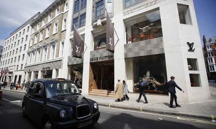 An der Spitze der teuersten Einkaufsstrassen der Welt findet man altbekannte Namen, wie die New Bond Street in London auf Platz 4, mit einer Spitzenmiete von umgerechnet 1038 Franken pro Quadratmeter und Monat.