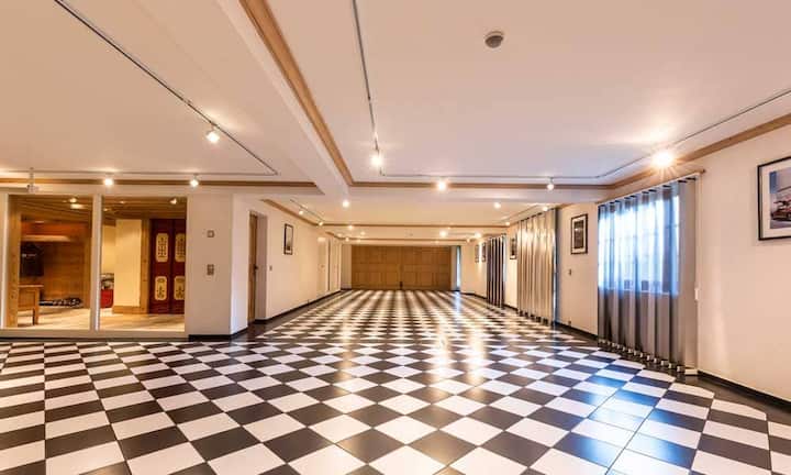 Weiter gehören zum Chalet drei Garage-Parkplätze sowie vier Aussenparkplätze. Ein grosser Raum wurde für eine Autosammlung genutzt.