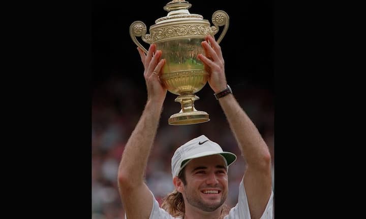 So weit ging nur einer: Andre Agassi verweigerte Ende der 1980er-Jahre für drei Jahre seine Teilnahme, um gegen den Dresscode in Wimbledon zu protestieren. Schliesslich fügte er sich – und gewann 1992 seinen ersten Grand-Slam-Titel ausgerechnet auf englischem Rasen. Keystone