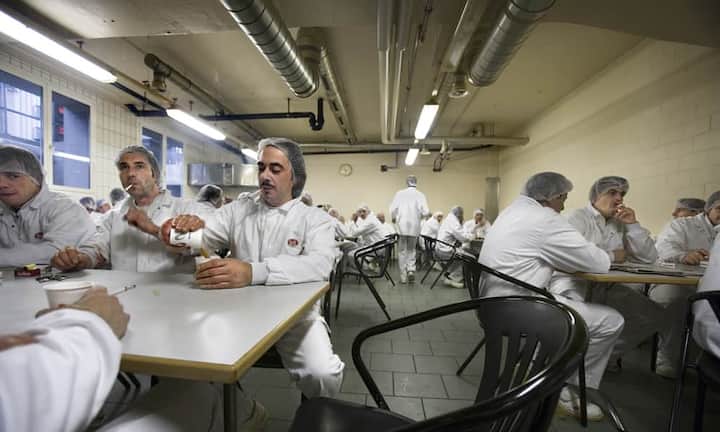 Statt beim Mittagessen die Kollegialität zu pflegen, greifen auch da 3 Prozent zum Computer um online einzukaufen.