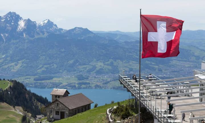 Das Buchungsportal hotel.de hat ermittelt, in welchen Schweizer Städten Hotelgäste am meisten zahlen. Als Grundlage der Studie dienen die Durchschnittspreise in Franken je Nacht und Zimmer. Die Zahlen wurden im Juni 2015 erhoben. Die Top Ten im Überblick: