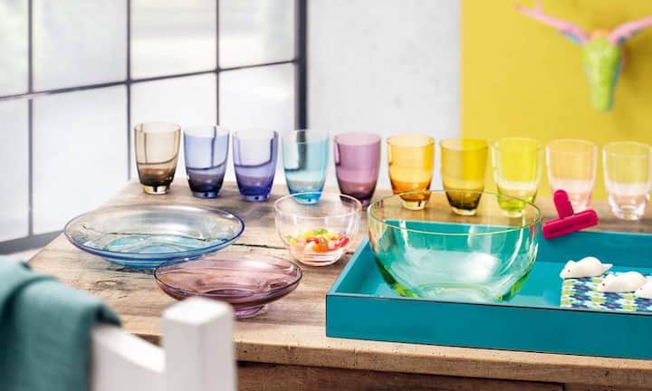 Sie sorgt für fröhliche Akzente auf jeder Tafel im Freien: Die Glas-Serie «Sunny Day» von Thomas. In zehn Farben erhältlich, rundet Thomas mit Gläsern, Tellern, Schalen und einem Teelicht seine umfangreiche Lifestyle-Kollektion nun auch in gläserner Hinsicht perfekt ab. Eine ideale Ergänzung dazu sind runde Holztabletts, die den Glasfarben entsprechen. So können Speisen, Getränke oder Snacks stilgerecht serviert werden. www.rosenthal.de/thomas
