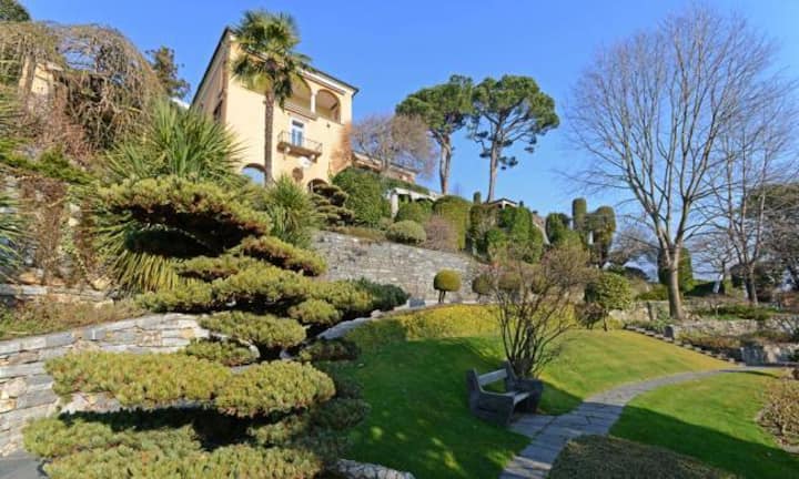 Am Hang neben Locarno liegt Orselina. Dort steht ein Mega-Anwesen zum Verkauf: Die zwölf Zimmer der Villa sind auf drei Stockwerke verteilt. In vier Schlafzimmern und Badezimmer besteht der Bodenbelag aus Parkett, Stein oder Marmor.