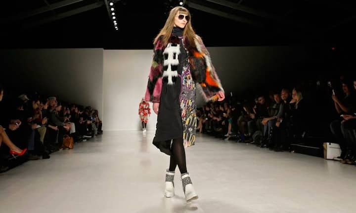 Stolz über dem Laufsteg: Ein Model präsentiert die Mode von Custa Barcelona.