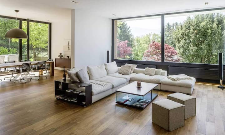 Auf rund 270 Quadratmetern kann sich der Bewohner individuell verwirklichen. Das Anwesen eignet sich deshalb für Familien mit Kindern wie auch für Paare, welche eine repräsentative Wohnanlage suchen.