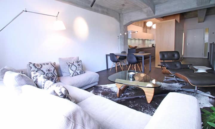 Auf der oberen Ebene befindet sich die halboffene Küche mit angrenzendem Wohn- und Essbereich.