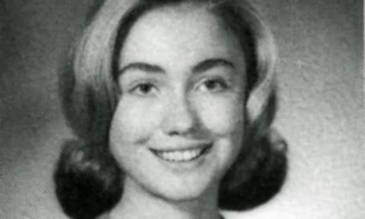 Hillary Diane Rodham wurde am 26. Oktober 1947 in Chicago geboren. Ihre Eltern waren Unternehmer und Republikaner, förderten aber ihre Tochter stark. Ihr Vater soll in der Familie wie ein Militärausbilder geherrscht haben.