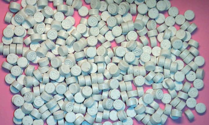 Ecstasy (MDMA) führt zu Hemmungslosigkeit und blindem Vertrauen. In der -Arbeitswelt wird es selten genutzt. Langzeitfolgen sind Störungen im Gehirn.