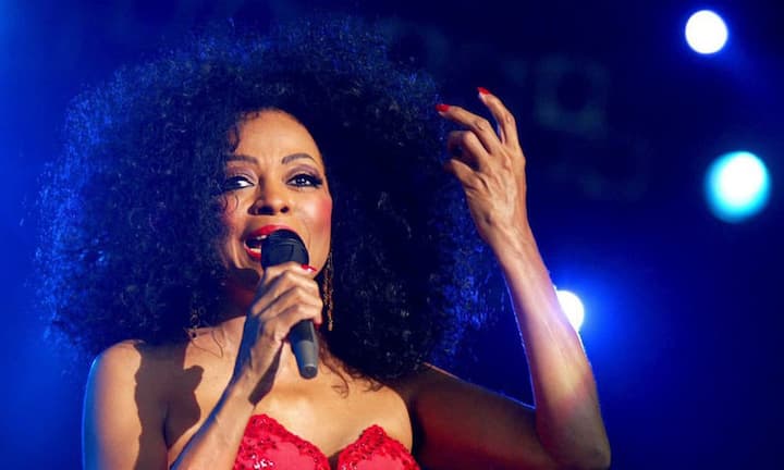 Diana Ross mit ihrer gewaltigen Stimme: In den 70er und 80er Jahren war sie die afroamerikanische Antwort auf alle bisherigen weisshäutigen Diven. Im Alter von 15 Jahren gründete sie Ihre erste Band und verfolgte zielstrebig ihre Karriere.