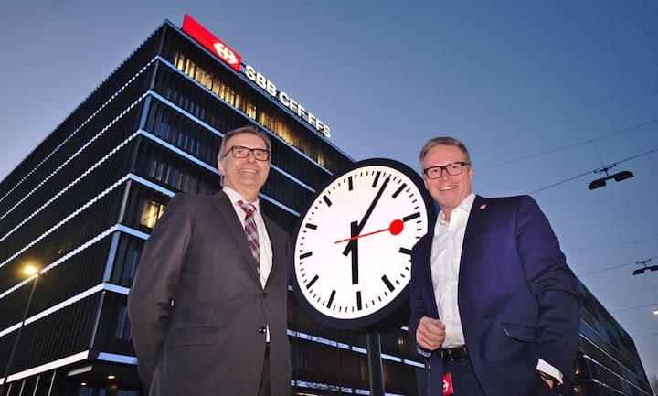 Am VWG-Anlass sprach SBB-Chef Meyer von der Mobilitätszukunft der SBB.Vor dem neuen Hauptsitz der SBB: Hanspeter Rüfenacht, Vorsitzender der Geschäftsleitung, Berner Kantonalbank; Andreas Meyer, CEO, SBB (v.l.n.r)Bilder: Markus Senn