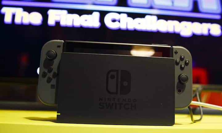Die Nintendo Switch ist eine wandelbare Konsole, die auch mitgenommen werden kann. Die Kontoller an den beiden Seiten können abgenommen werden. Nintendos aktuelle Konsole, die WII U, wurde nur 13,6 Millionen Mal verkauft – im Gegensatz zu der originalen WII, die mehr als 100 Millionen Mal über die Ladentheke ging. Die Firma setzt viel darauf, dass die «Switch» ein Erfolg wird, wenn sie im März auf den Markt kommt.