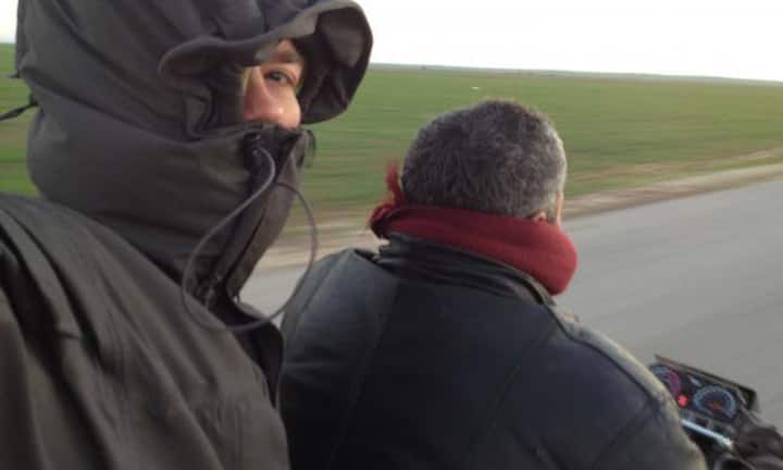 Jacob Waerness als Beifahrer auf einem Motorrad: Monatelang musste er unter schwierigsten Bedingungen in einem Kriegsgebiet arbeiten.