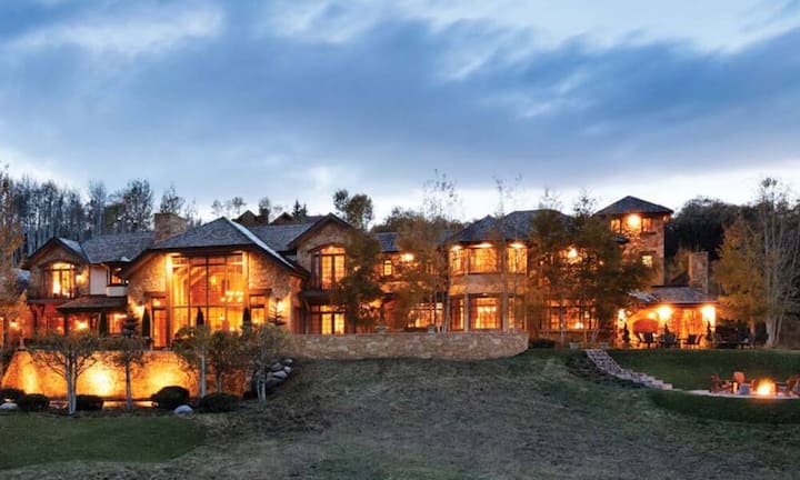 Chalet Elisa in Aspen, USA (257'000 Franken pro Woche): Wohnen in der Superlative - riesige Fenster bieten einen atemberaubenden Blick auf die Red Mountains und das Hunter-Creek-Tal. 16 Gäste können sich beim Billard, im Wellness-Bereich, im Fitness-Center oder im Infinity-Pool entspannen. Es gibt sogar einen Bodyguard!