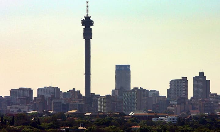 Platz 1: Johannesburg
Johannesburg ist die größte Stadt Südafrikas, aber leider auch die gefährlichste - und das kommt bei den Reisenden natürlich nicht gut an. Die hohe Kriminalitätsrate beschert der Stadt den ersten Platz im Unfreundlichkeits-Ranking. Keystone/Bloomberg