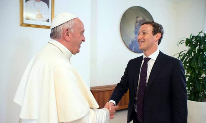 Facebook-Erfinder und -Vater Mark Zuckerberg reist heute gerne um die Welt und bewirbt seine Social-Media-Plattform – jüngst sogar bei Papst Franziskus in Rom. Bevor er sein Harvard-Studium zugunsten der Gründung von Facebook schmiss, war Bill Gates sein grosses Vorbild. Der hatte sein Studium einst ebenfalls abgebrochen, um Microsoft zu lancieren. Und hat nun sogar ein Facebook-Profil – wenn das kein Rittelschlag für Zuckerberg war.