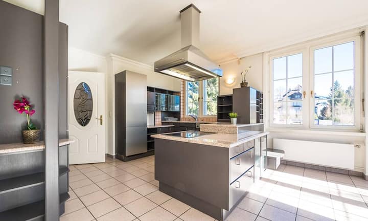 Die helle Küche mit Balkon.