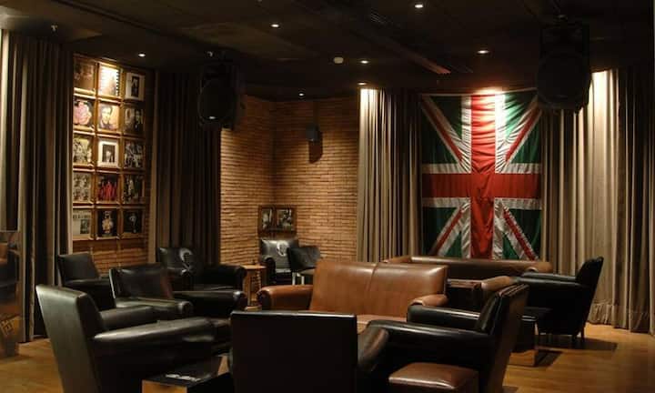 Auch wenn Brasilien im Jahr 2014 ganz im Zeichen des Fussballs steht, die Bar Baretto-Londra in Rio de Janeiro weiss auch dann von sich zu überzeugen: Die exklusive Bar im Herzen der Stadt steht für Glamour und Luxus pur. Madonna lernte hier Jesus Luz kennen, bekannte brasilianische Models kommen gerne auf eine Caipirinha vorbei. Facebook/Baretto-Londra