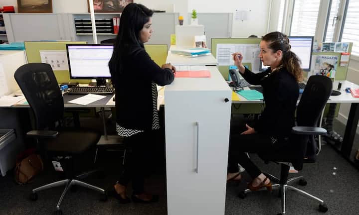 Sie werfen Ihnen Dinge vor, für die sie selbst verantwortlich sindDer Klassiker: Jemand wird beim Betrügen erwischt. Anstatt sich bei seinem Partner zu entschuldigen, wirft der Schuldige dem Partner vor, selbst mit anderen Menschen geflirtet zu haben. «Der Manipulator weigert sich oder ist nicht fähig, sein eigenes Verhalten objektiv zu betrachten.»