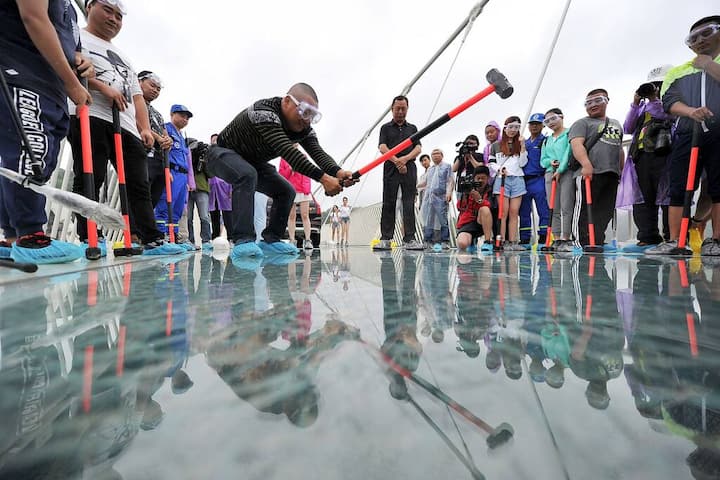 Unkapputbar: Einige Besucher machen mal den Vorschlaghammer-Test...