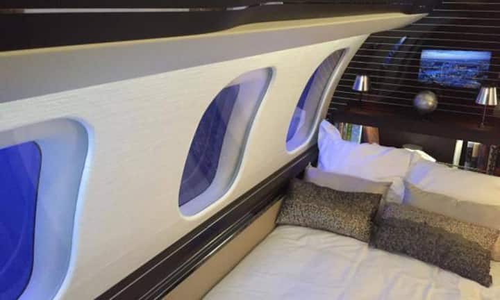 Das Flugzeug ist in verschiedene Räume unterteilt. Es gibt ein Wohnzimmer, ein Ess- und sogar ein Schlafzimmer...