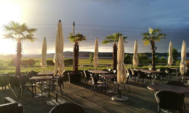 In Zusammenarbeit mit Wüest Partner hat «Bilanz» 162 Schweizer Städte in puncto Lebensqualität auf Herz und Nieren geprüft. Dabei wurde anhand der Kriterien Arbeitsmarkt, Mobilität und Verkehr sowie Steuerattraktivität auch bewertet, wo es sich als Vermögender am besten leben lässt. Das ist die Top 10:
Platz 10: Freienbach Die Gemeinde im Kanton Schwyz punktet mit ihrer relativ hohen Steuerattraktivität (Rang 8).
Facebook/CC/Hotel Seedamm Plaza