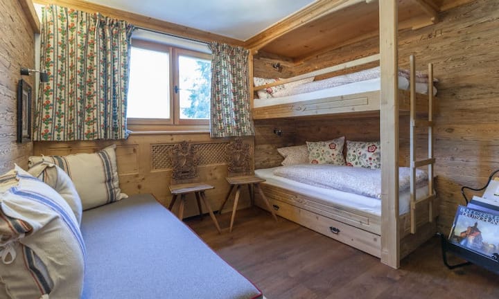 Vier Schlafzimmer im Chaletstil und drei Badezimmer sind auf einer Wohnfläche von rund 160 m² verteilt.
