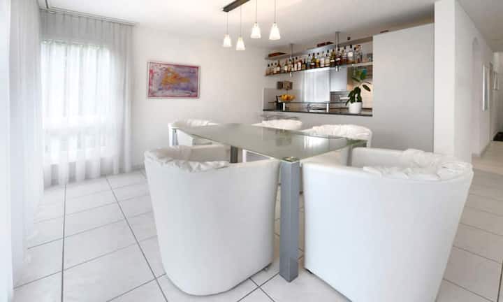 Der Innenausbau im Erdgeschoss ist in hellem, griechischen Marmor gehalten.