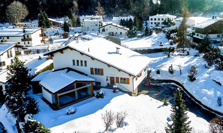 Die Immobilie befindet sich an bevorzugter Lage in Flims, in einem ruhigen Wohn- und Ferienquartier. Preis auf Anfrage  Quelle und Bilder: Engel & Völkers