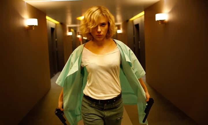 In «Lucy» spielt Scarlett Johansson eine Drogenkurierin, die nach einem Unfall übermenschliche Kräfte entwickelt. Der Streifen, der in den USA einen fulminanten Kinostart hinlegte, kommt in den nächsten Tagen in die Schweizer Kinos. Viele Fans hatten gehofft, Scarlett Johansson komme persönlich zur Eröffnungsgala auf die Freiluftbühne der Piazza Grande, des mittelalterlichen Marktplatzes von Locarno. Doch die US-Schauspielerin verzichtete auf die Reise an den Lago Maggiore.