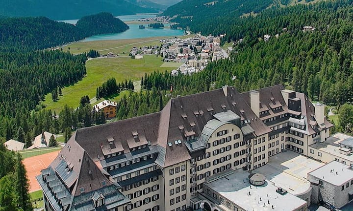 Aut Platz 6: Das Survretta House in St. Moritz steht inmitten der hochalpinen Landschaft des Oberengadins. Ringsum ragen majestätisch die Gipfel der Berge in den Himmel. (Platz 6 beim Ranking 2012)