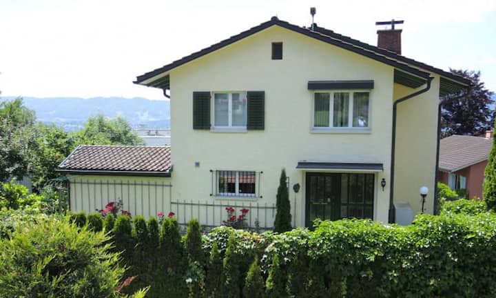 2'850'000 Millionen Franken kostet dieses Haus direkt am Zürichsee – etwas mehr als doppelt so hoch ist die Entlöhnung für Vasella bis 2016. Im vergangenen Februar… (Bild: ZVG)