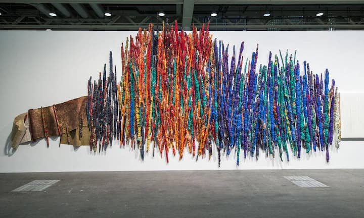 Eine Installation der Künstlerin Sheila Hicks mit dem Namen «The Treaty of Chromatic Zones».