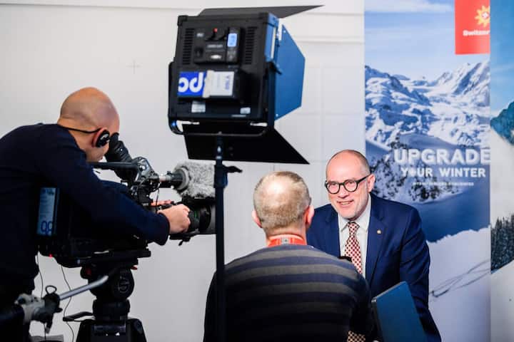 Juerg Schmid, Direktor Schweiz Tourismus spricht an der Winter Medienkonferenz von Schweiz Tourismus, fotografiert am Dienstag, 7. November 2017 in der Cigarettenfabrik in Zuerich. (PPR/Manuel Lopez).