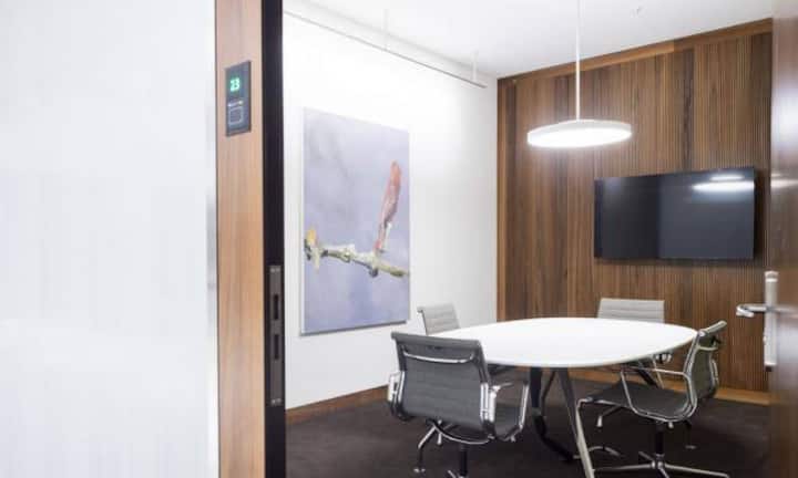 Wer mehr Privatsphäre braucht, etwa für ein längeres Kundengespräch, für den gibt es separate Beratungszimmer.