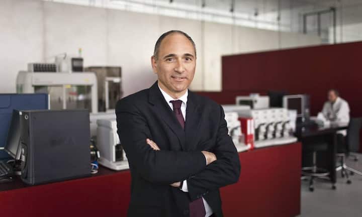 Auf Platz 2 findet sich ein weiterer Vertreter der Schweizer Wirtschaft: Der Amerikaner Joseph Jimenez verdiente bei der Novartis 12,54 Millionen Euro.