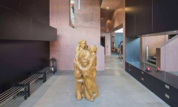 Wieder eine Etage höher befindet sich ein weiterer Wohnkorridor, die grosszügige Mastersuite mit 100 Quadratmetern und ebenfalls mit En-suite Bad/WC sowie eigener Terrasse.