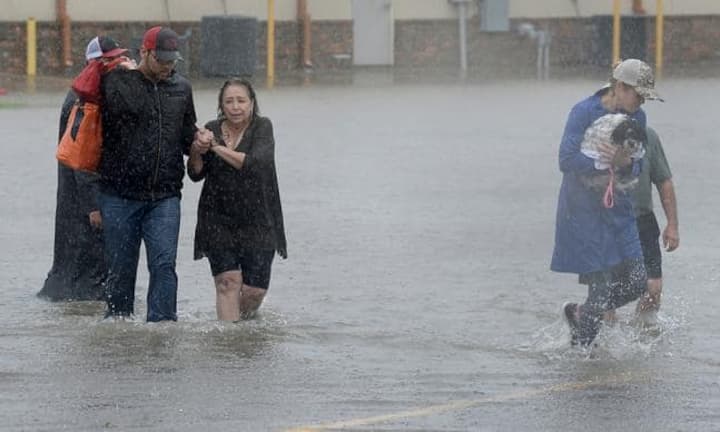 Wirbelsturm «Harvey» wütet in Texas: Hilfbedürftige auf dem Weg in die Notunterkunft.