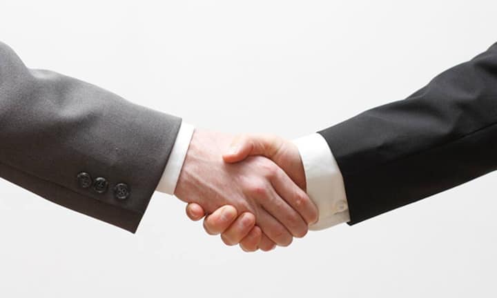 Sieben Fehler, die Sie in Gehaltsverhandlungen vermeiden sollten:1. Sie akzeptieren das erste AngebotDas erste Gehaltsangebot sollten Sie nie annehmen. Der Arbeitgeber rechnet damit, dass Sie mit ihm diskutieren.